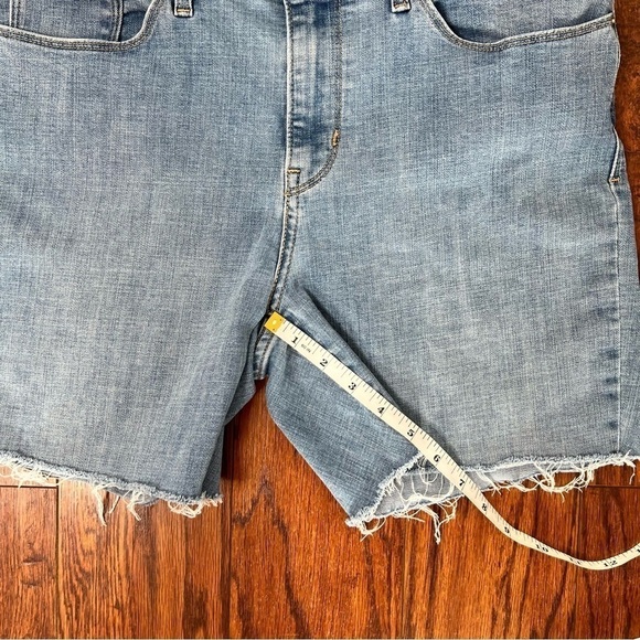 Levi Strauss & Co Distressed Cut Off Light Wash Denim Women's Jean Shorts Sz 12 - Picture 11 of 16